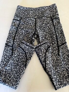 Zyia Active Pocket Black & White Patterned Leggings